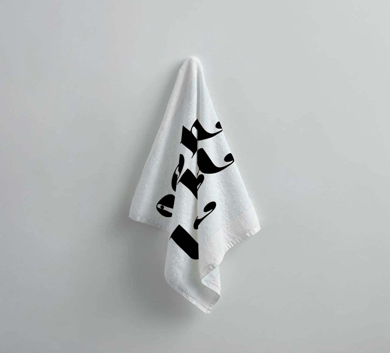Ooh La La Typography Print toalla de baño de Honeymoon Hotel