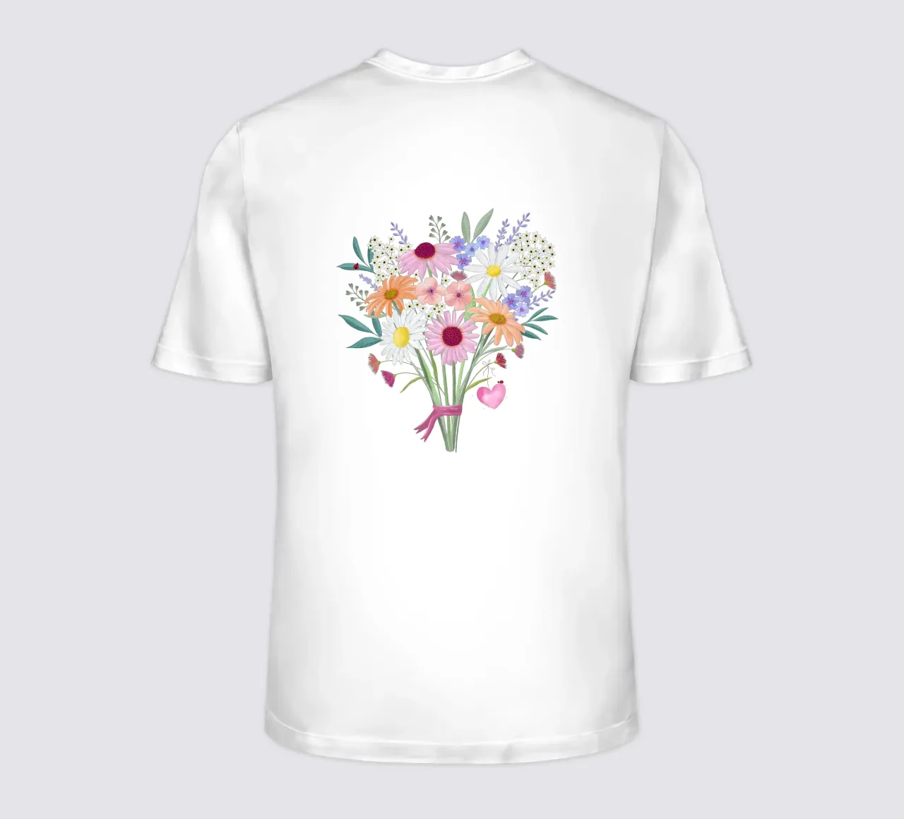 Bouquet de fleurs avec coccinelles et cœur en pastel délicat t-shirt de CalliLetters