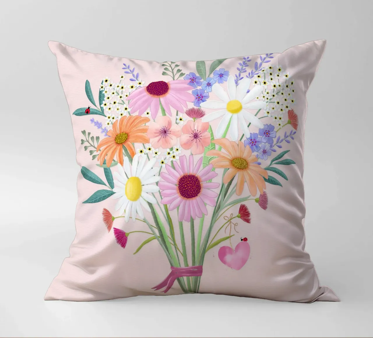 Bouquet con coccinelle e cuore in delicati colori pastello cuscino da CalliLetters