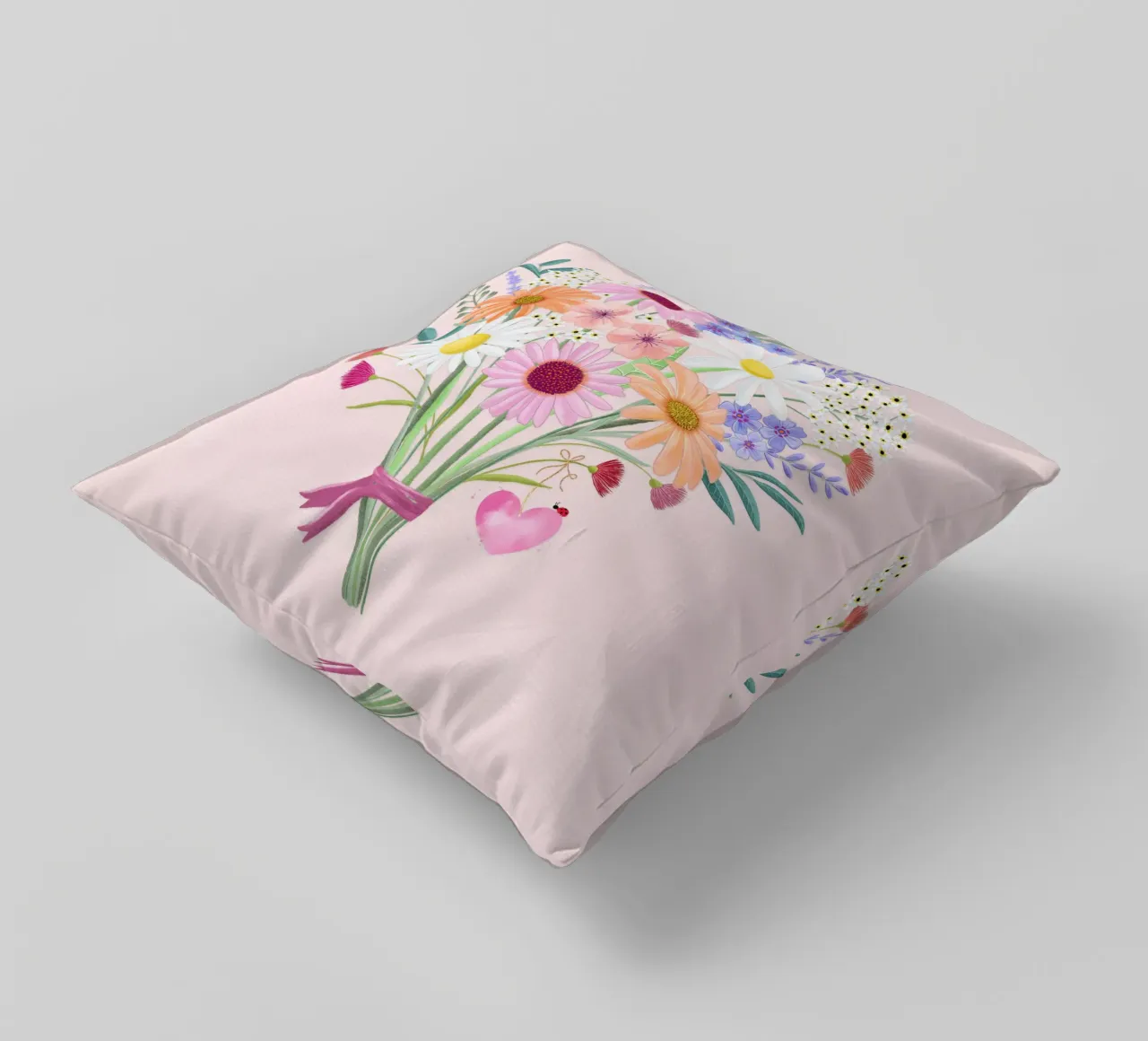 Bouquet con coccinelle e cuore in delicati colori pastello cuscino da CalliLetters