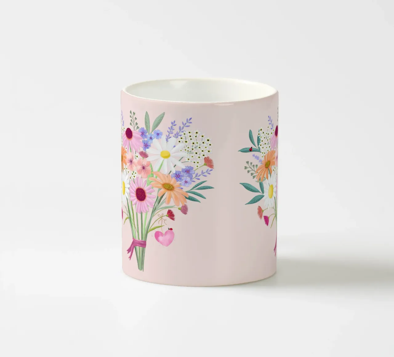 Bouquet con coccinelle e cuore in delicati colori pastello tazza in ceramica da CalliLetters
