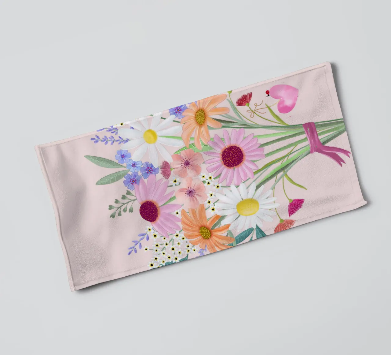 Bouquet con coccinelle e cuore in delicati colori pastello asciugamano da bagno da CalliLetters