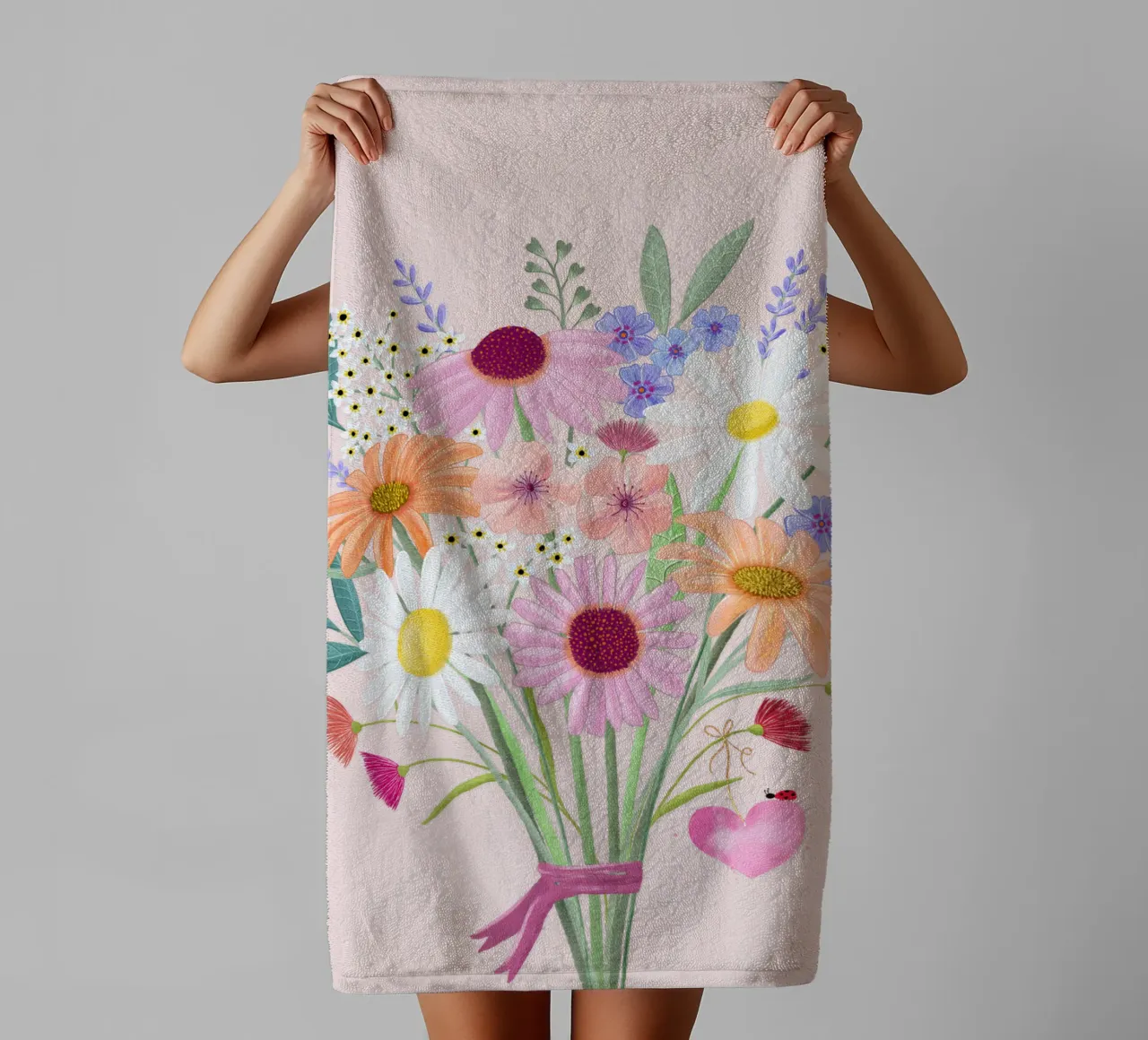 Bouquet con coccinelle e cuore in delicati colori pastello asciugamano da bagno da CalliLetters