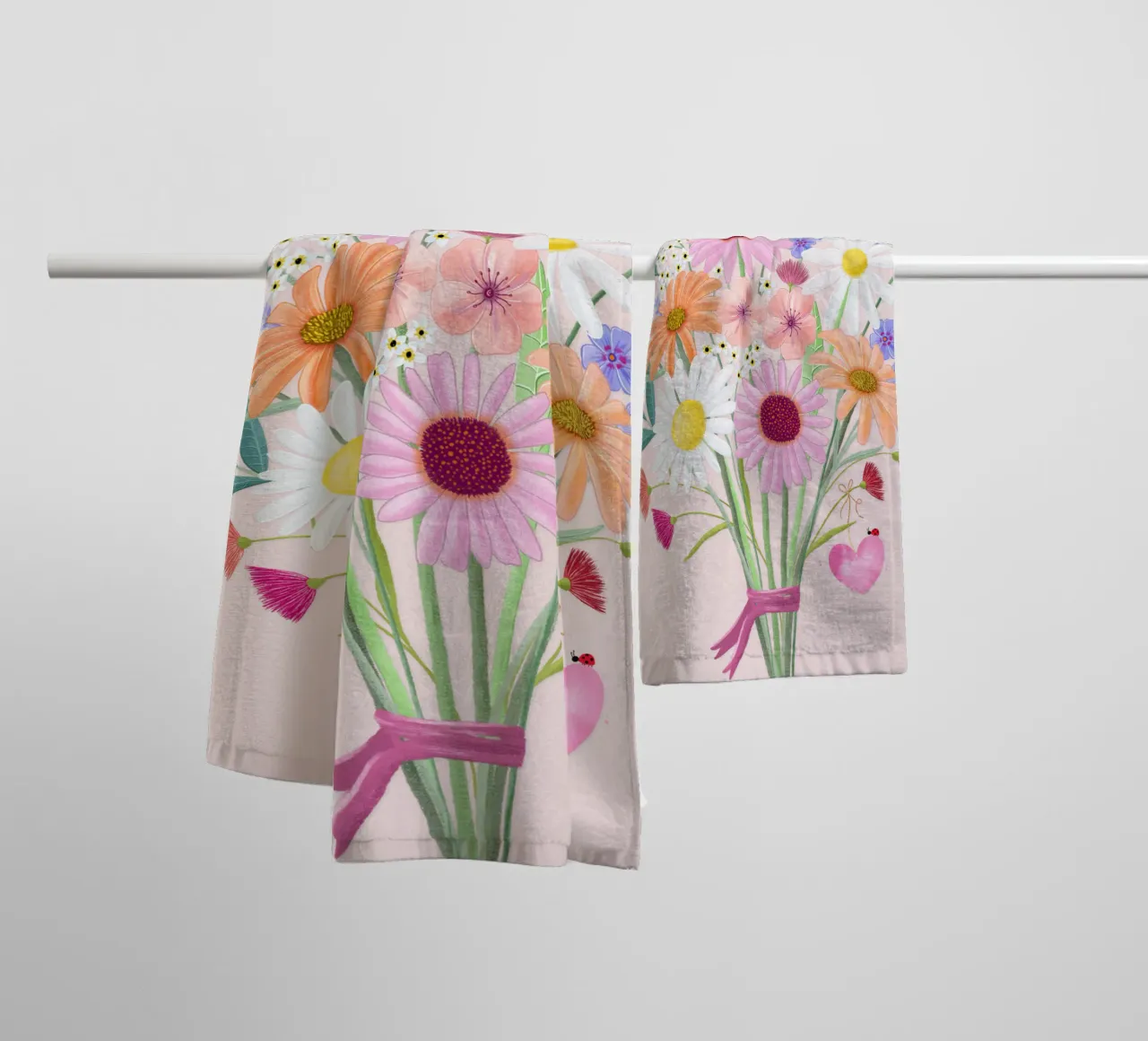Bouquet con coccinelle e cuore in delicati colori pastello asciugamano da bagno da CalliLetters