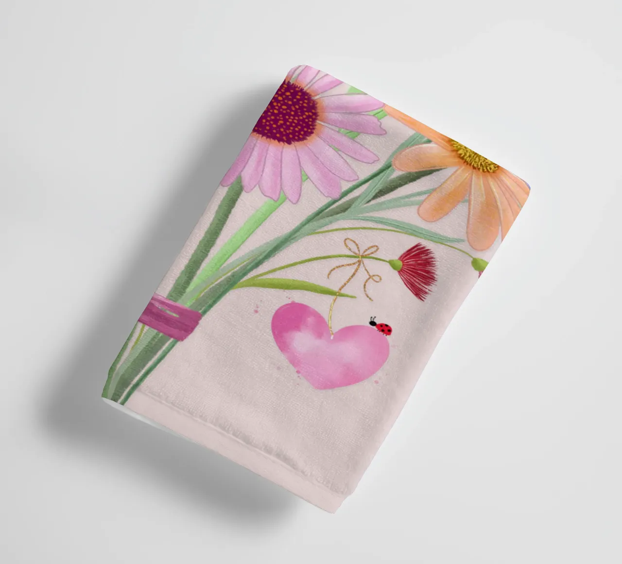 Bouquet con coccinelle e cuore in delicati colori pastello asciugamano da bagno da CalliLetters