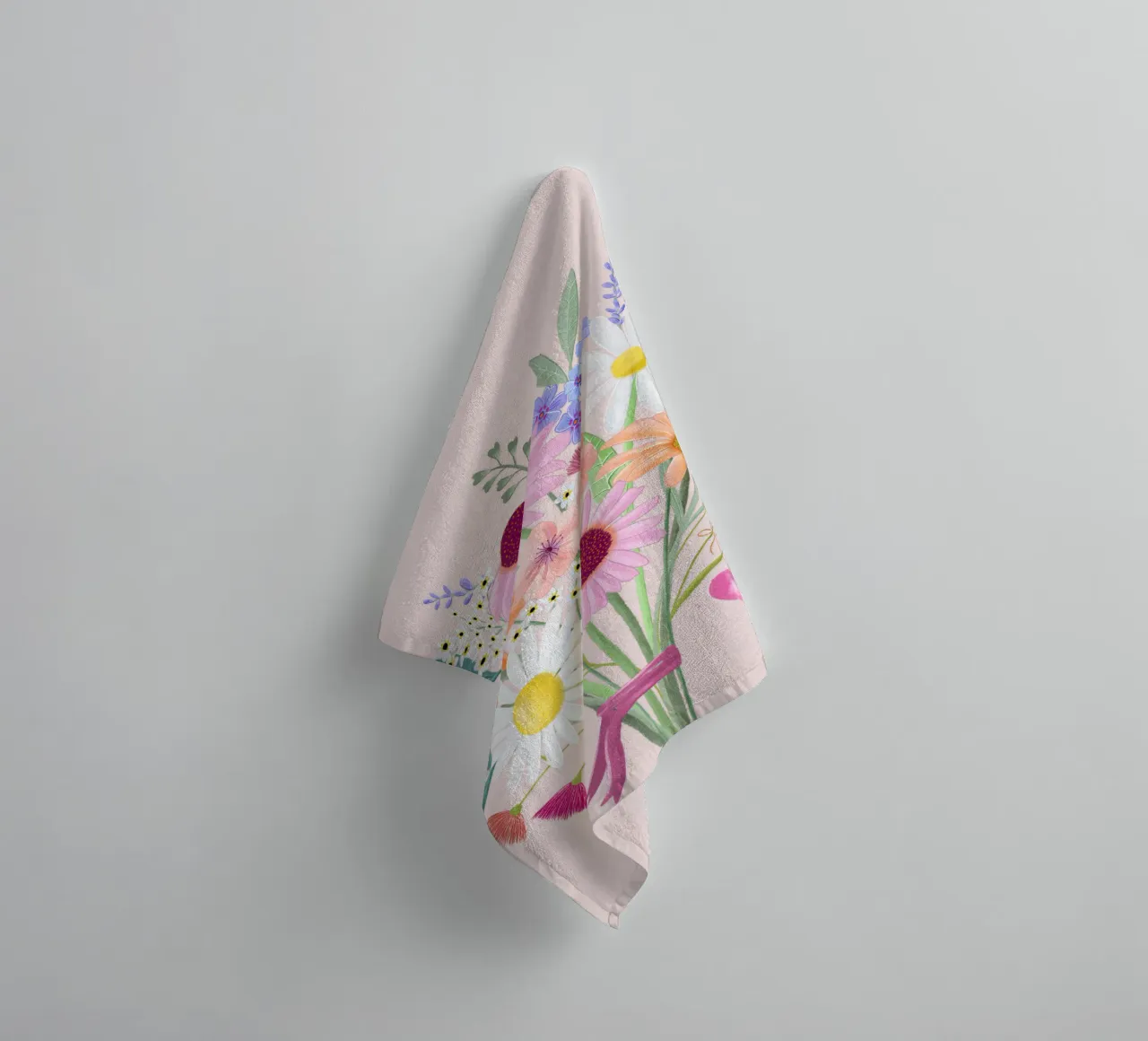 Bouquet con coccinelle e cuore in delicati colori pastello asciugamano da bagno da CalliLetters