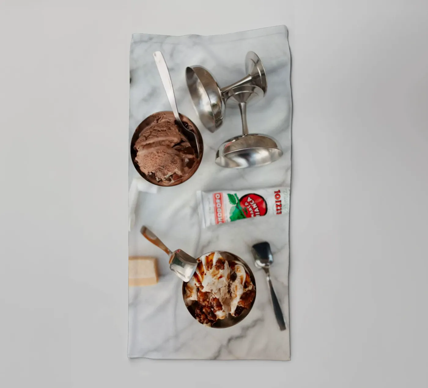 chaotic table badhanddoek van friedalovesemil