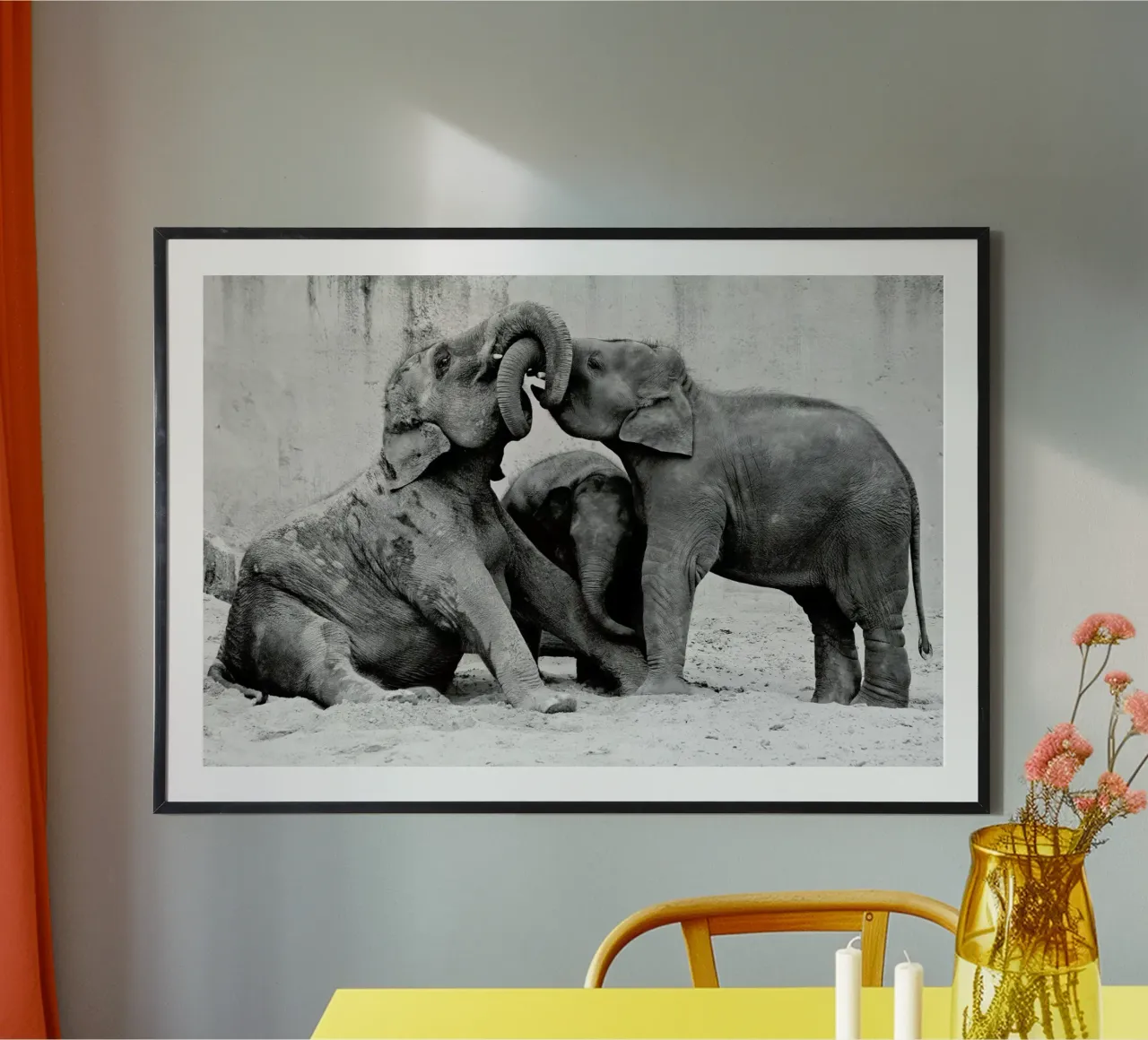 Menage A Trois - Antje Wenner - Braun poster con telaio in plastica da Pictufy