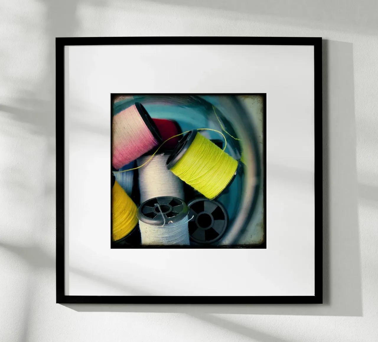 Man erntet, was man näht 01 Poster mit Aluminium Rahmen von stine wiemann