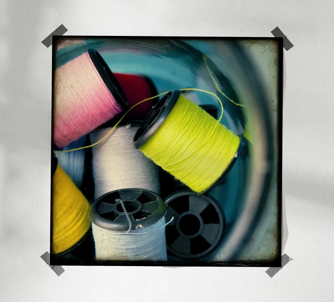 Man erntet, was man näht 01 Poster mit Aluminium Rahmen von stine wiemann