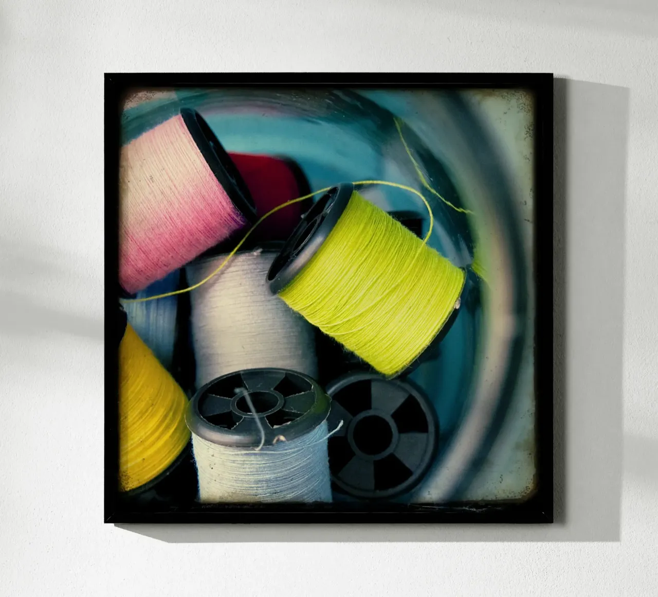 Man erntet, was man näht 01 Poster mit Aluminium Rahmen von stine wiemann