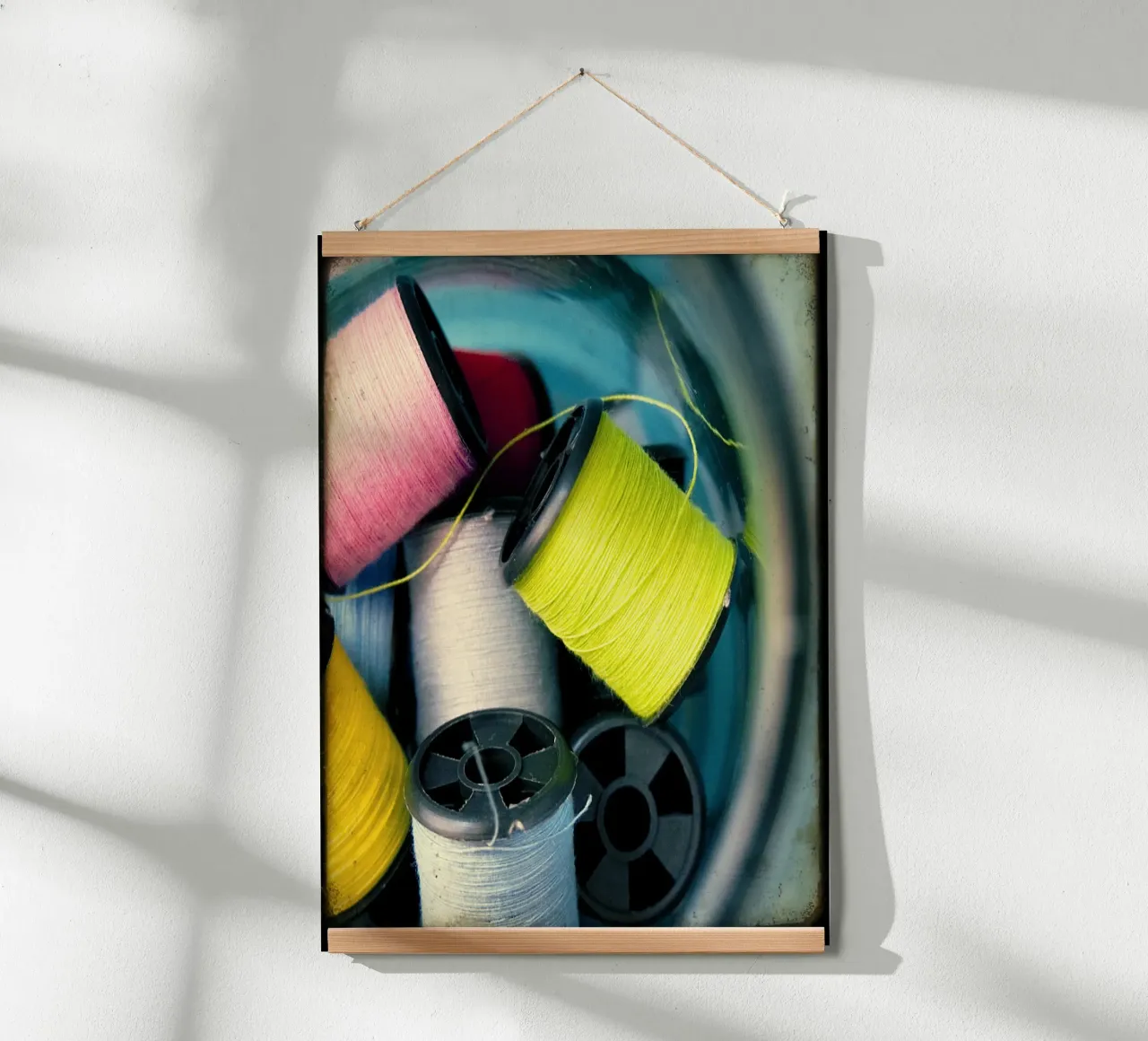 Man erntet, was man näht 01 Poster mit Aluminium Rahmen von stine wiemann