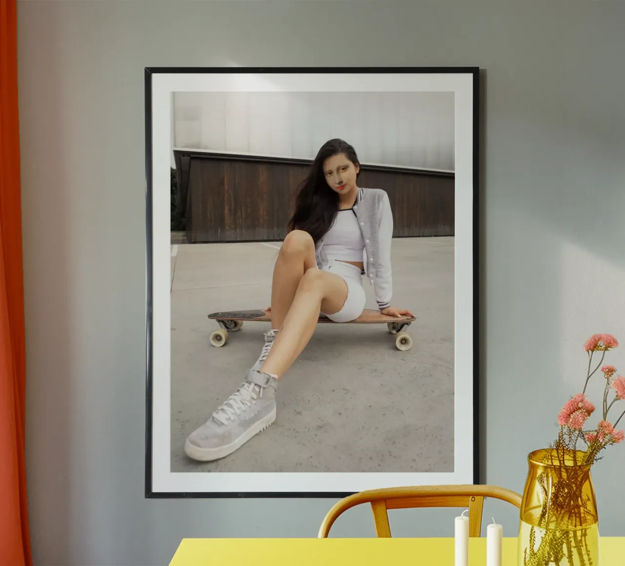 Skater Mona poster con telaio in plastica da Dikhotomy