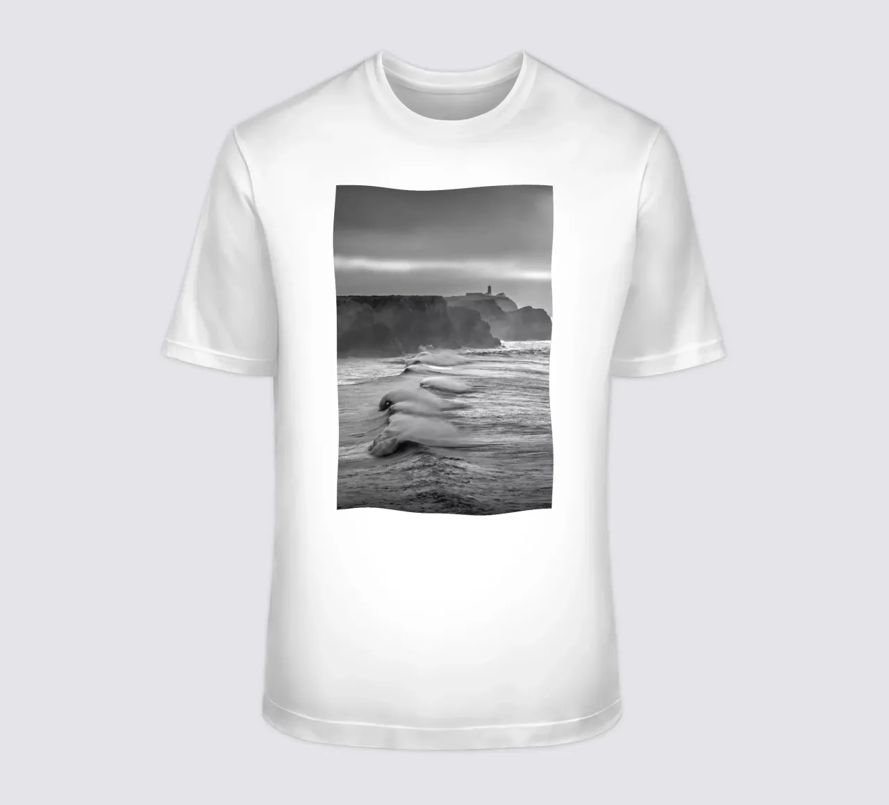 Lighthouse on the coast of Portugal t-shirt da Fjöllart