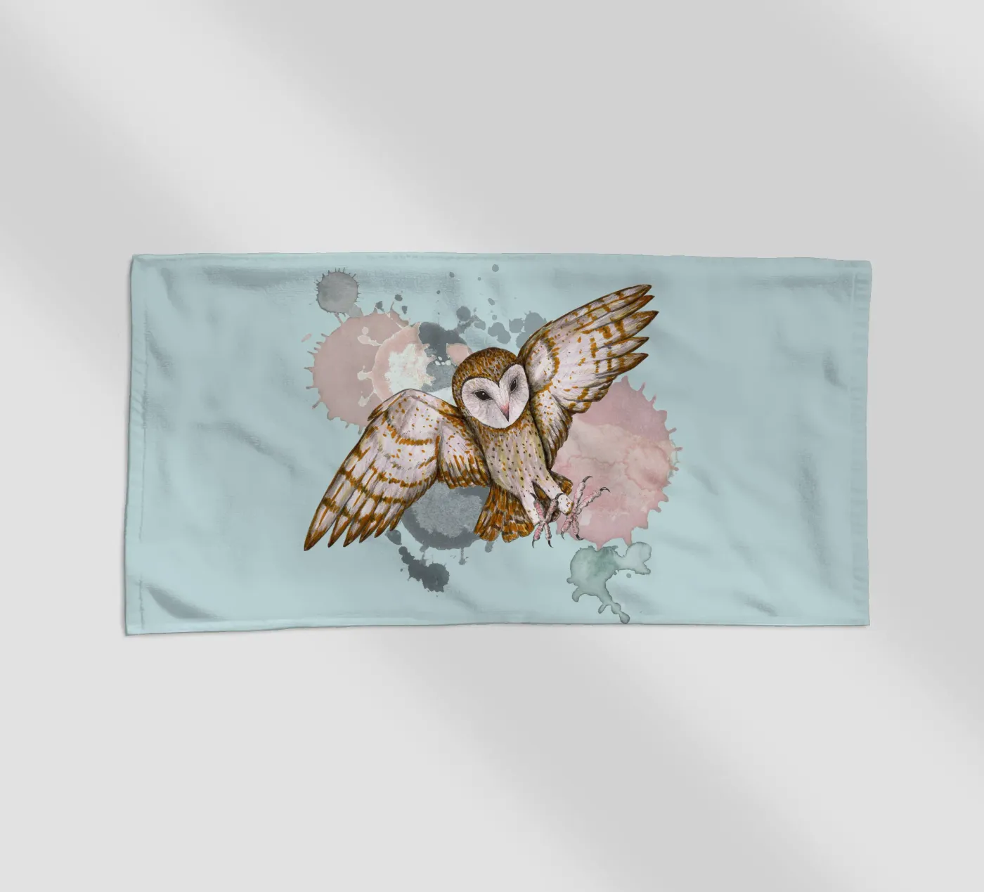 Angreifende Schleiereule Strandtuch von BwiseLizzy
