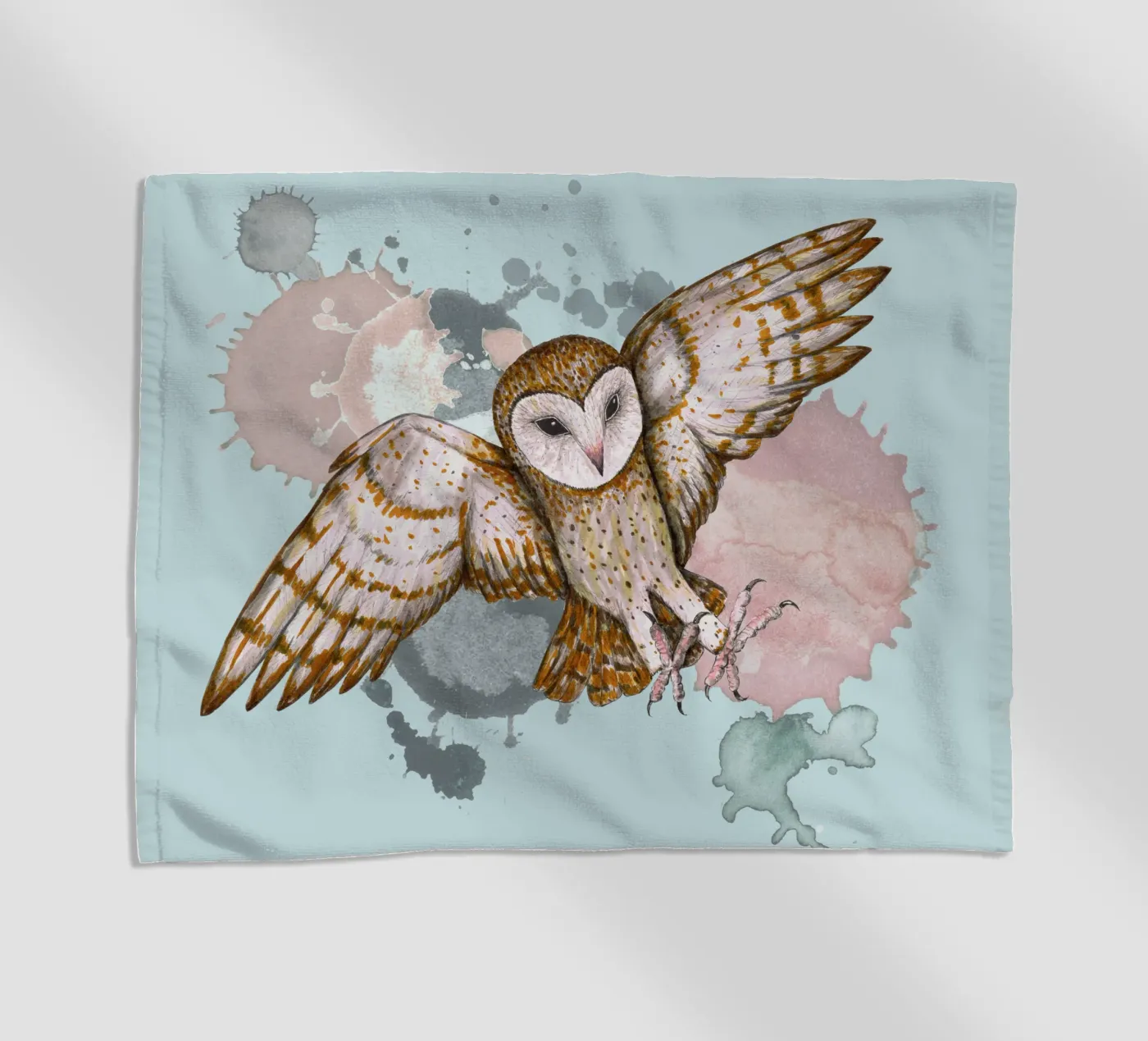 Angreifende Schleiereule Strandtuch von BwiseLizzy