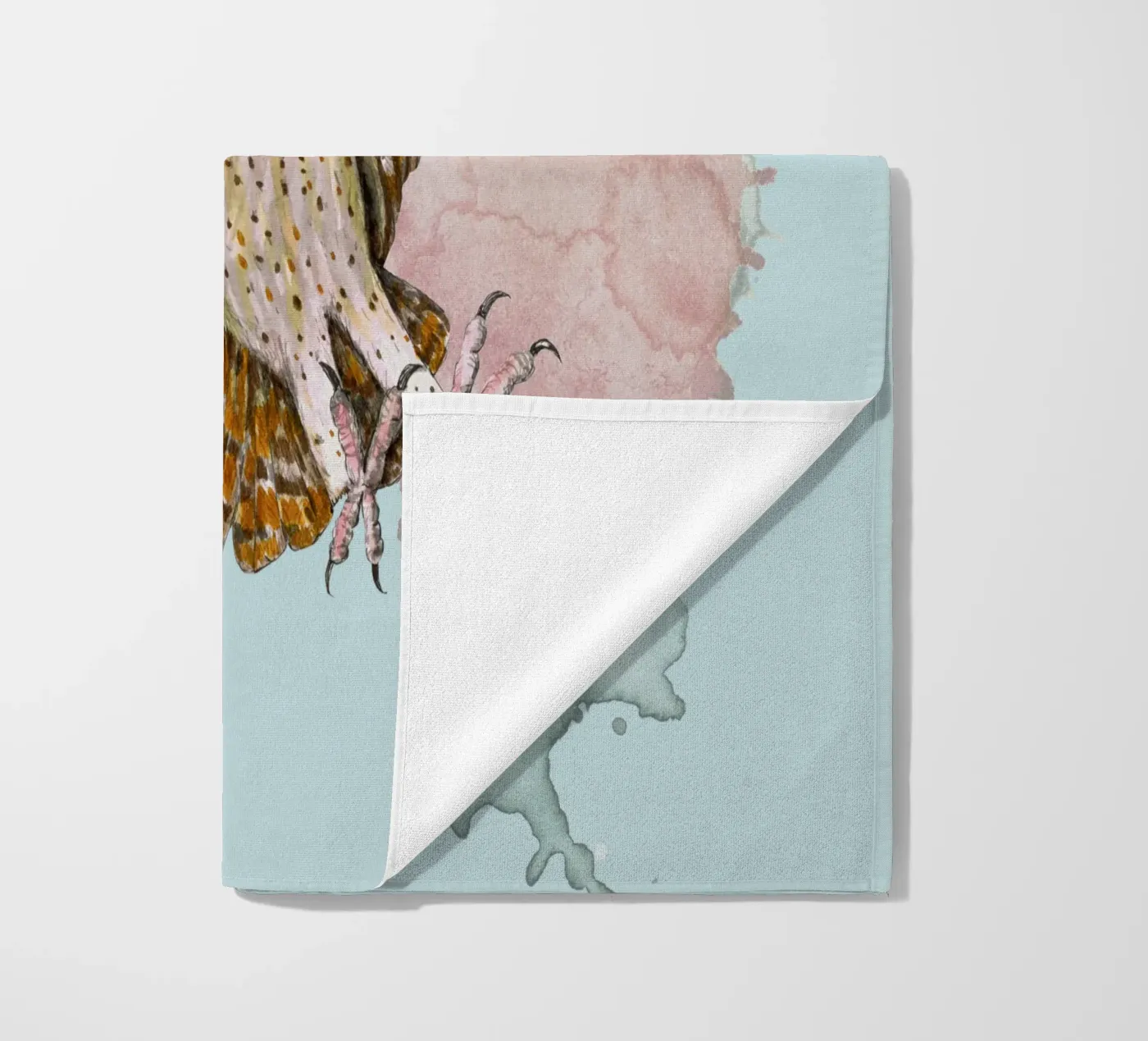 Angreifende Schleiereule Strandtuch von BwiseLizzy