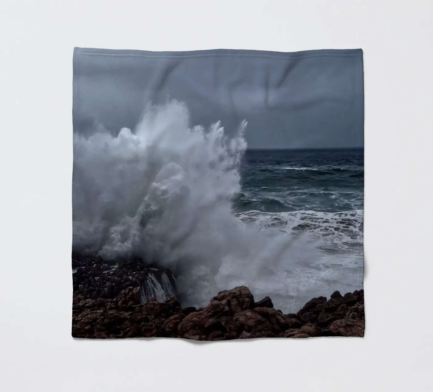 Huge Wave Fleecedecke von Fjöllart