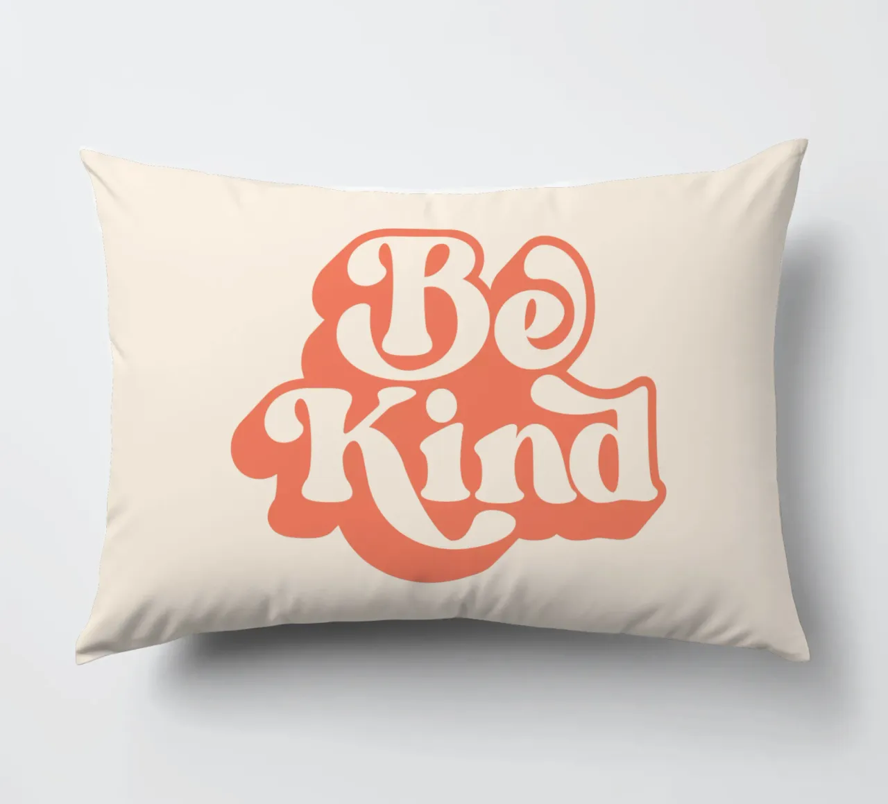 Design tipografico Be Kind cuscino da THE MOTIVATED TYPE