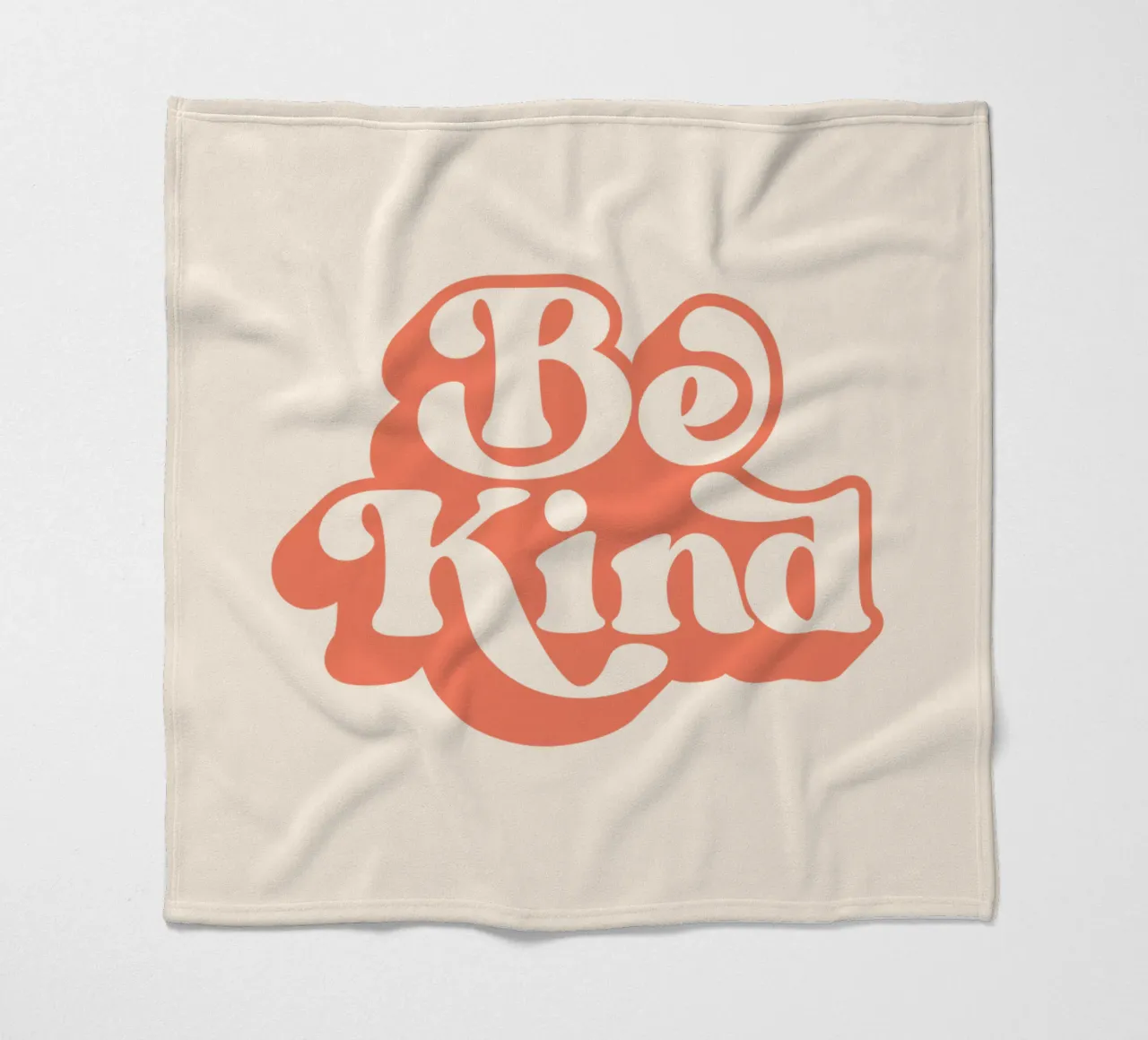 Design tipografico Be Kind coperta in pile da THE MOTIVATED TYPE