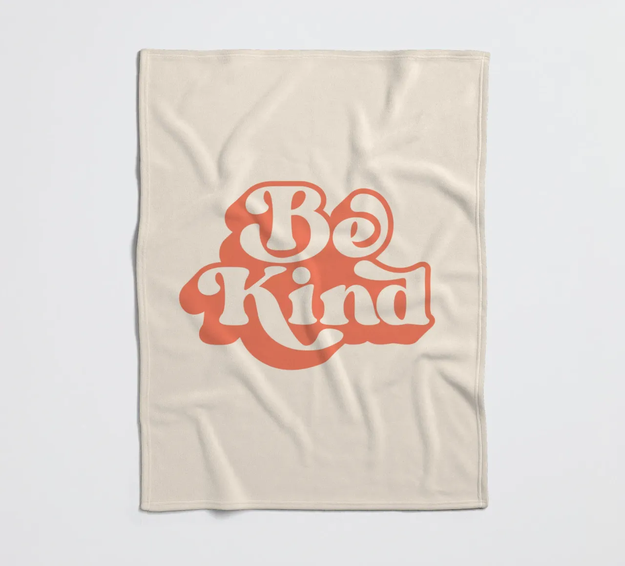 Design tipografico Be Kind coperta in pile da THE MOTIVATED TYPE