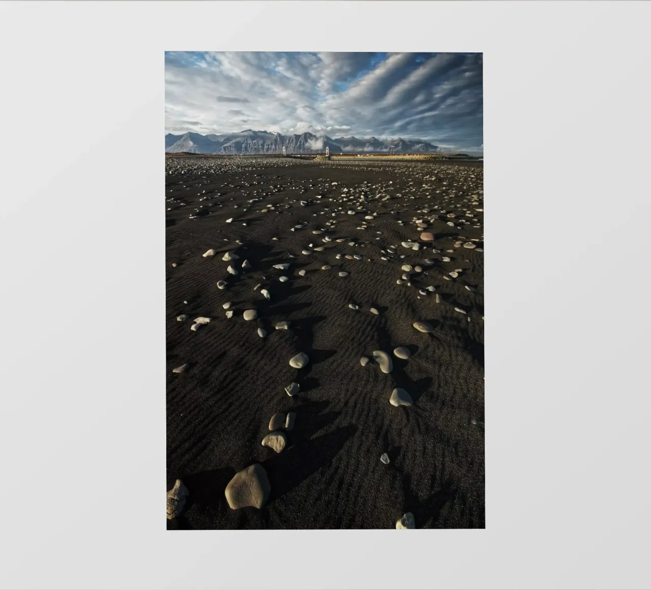 Black sand beach and mountains in Iceland pellicola backlit da Fjöllart