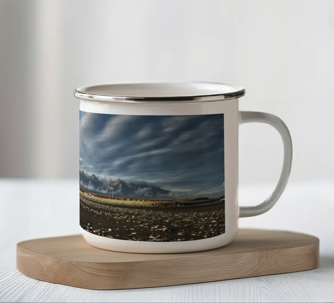 Black sand beach and mountains in Iceland tazza in smalto da Fjöllart
