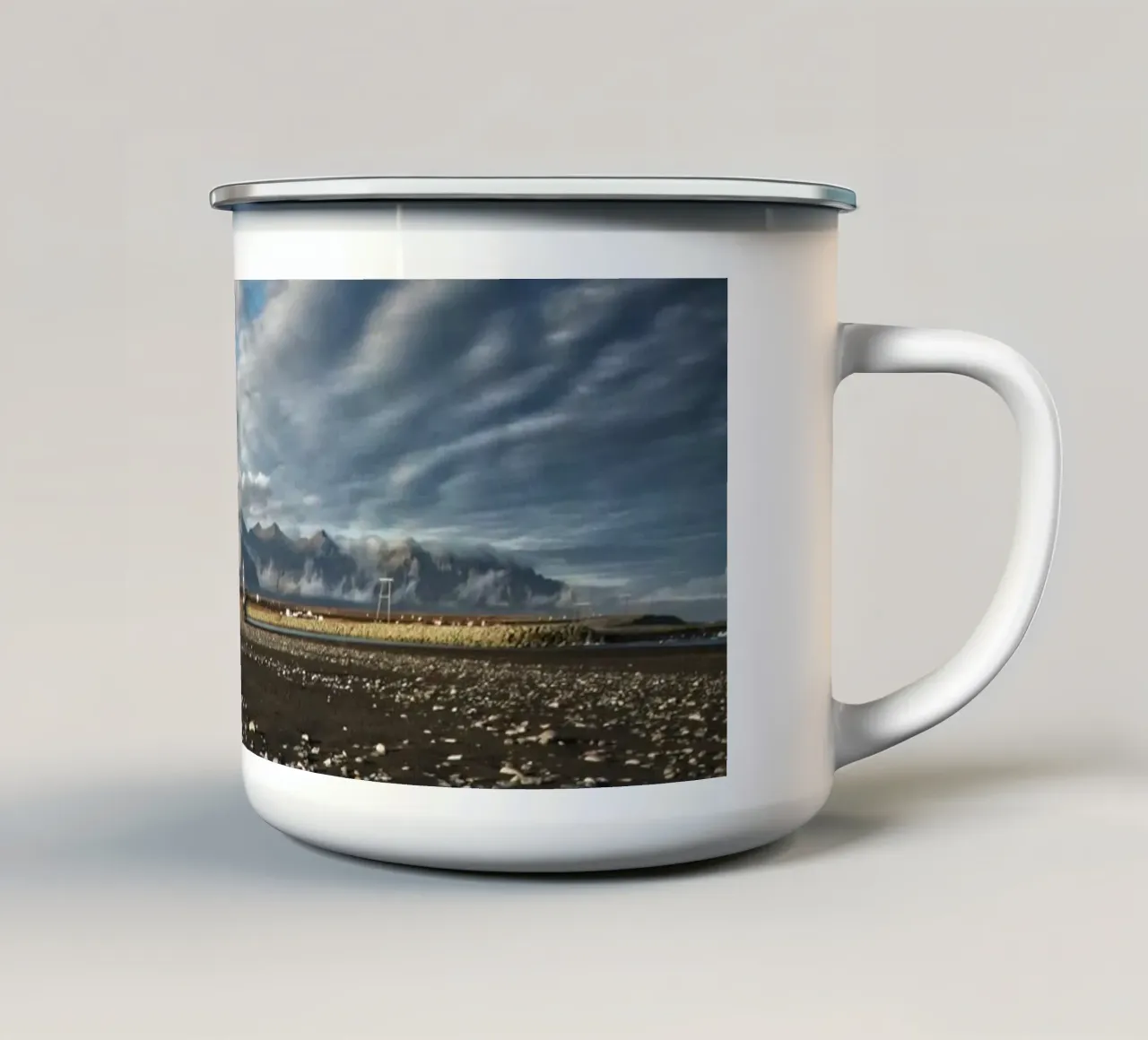 Black sand beach and mountains in Iceland tazza in smalto da Fjöllart