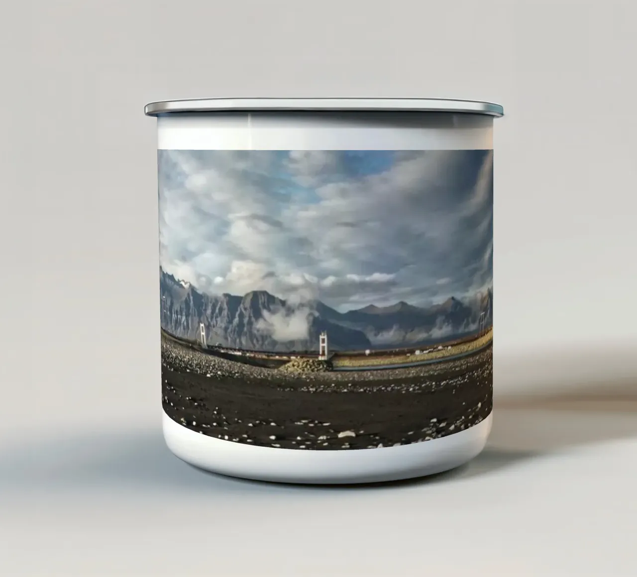 Black sand beach and mountains in Iceland tazza in smalto da Fjöllart
