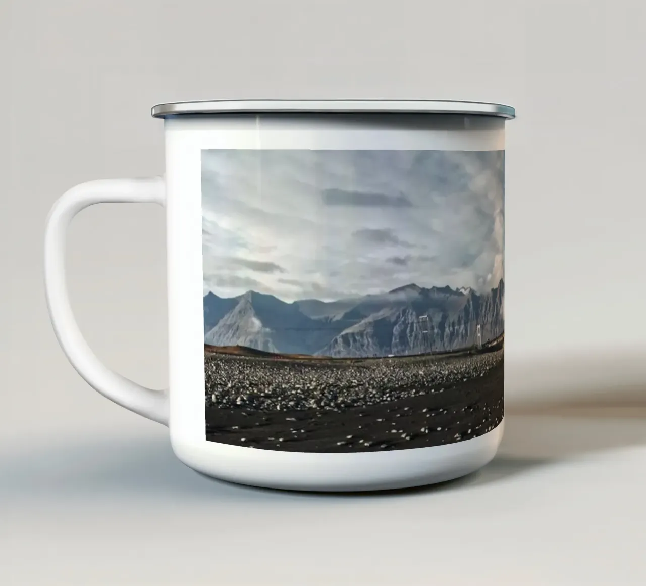Black sand beach and mountains in Iceland tazza in smalto da Fjöllart