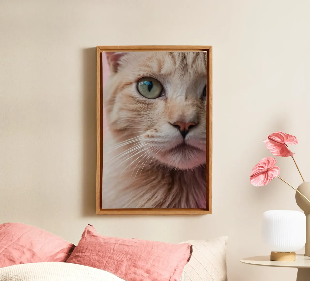 Mirada penetrante: Primer plano de un ojo de gato | Obra 20 lienzo con Marco flotante de Paws & Portraits