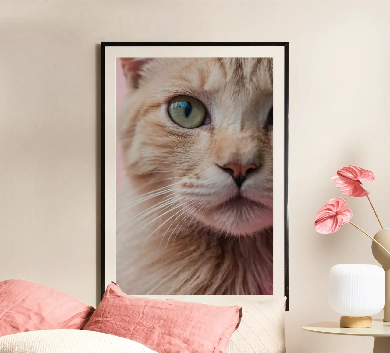 Regard pénétrant : Oeil de chat en gros plan | Oeuvre 20 poster avec cadre en plastique de Paws & Portraits