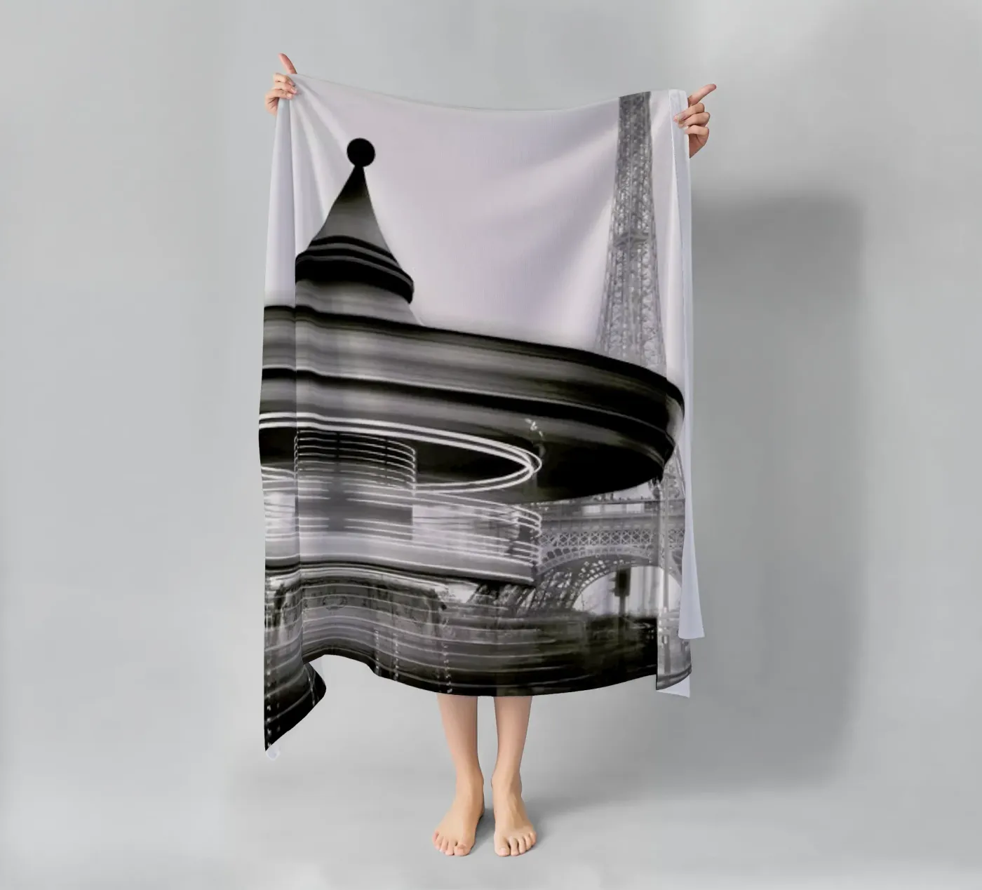 Tour Eiffel - Study 2 serviette de plage de Håggard Photography | Ronny Behnert