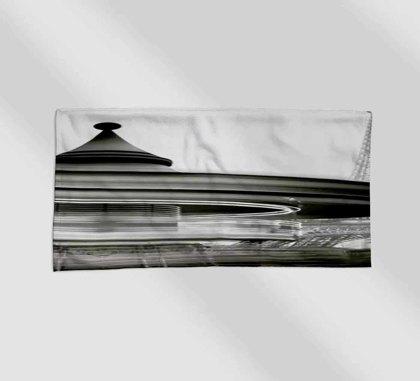 Tour Eiffel - Study 2 serviette de plage de Håggard Photography | Ronny Behnert