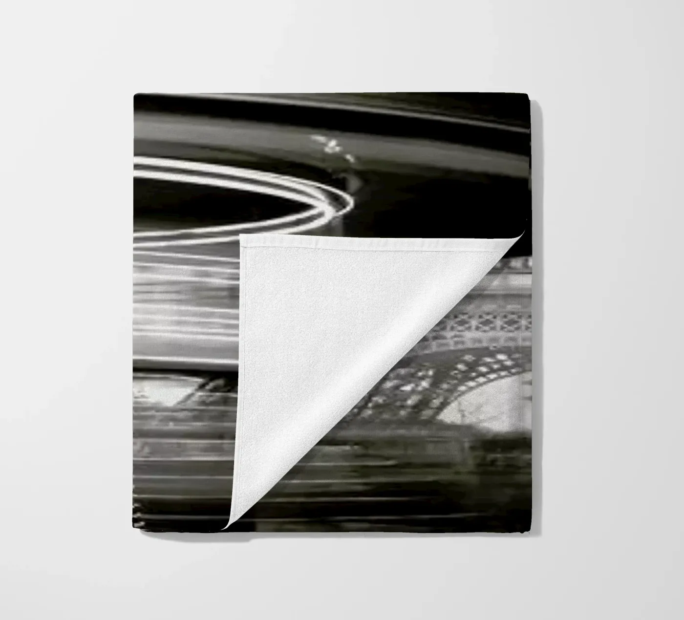 Tour Eiffel - Study 2 serviette de plage de Håggard Photography | Ronny Behnert