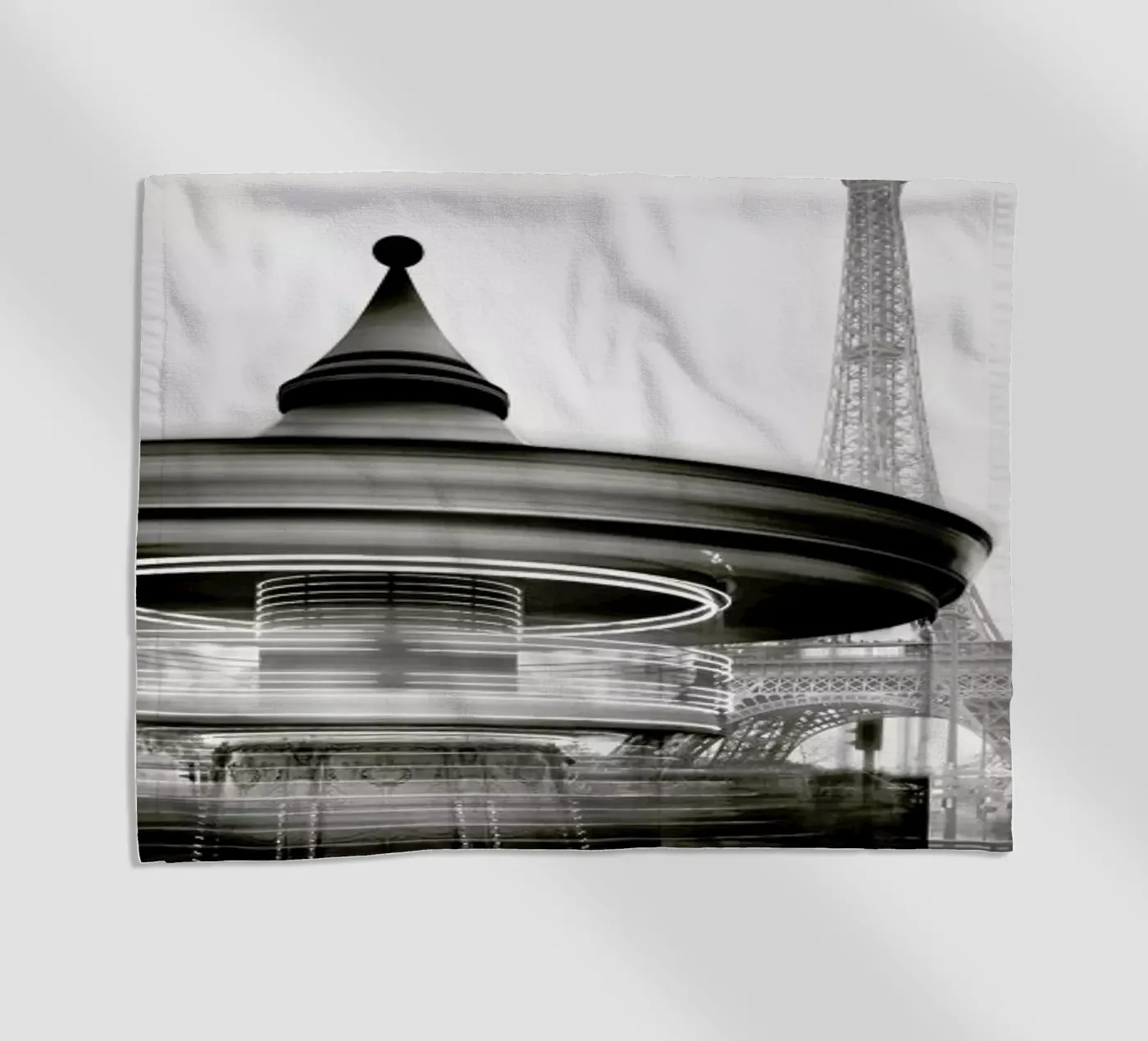 Tour Eiffel - Study 2 serviette de plage de Håggard Photography | Ronny Behnert