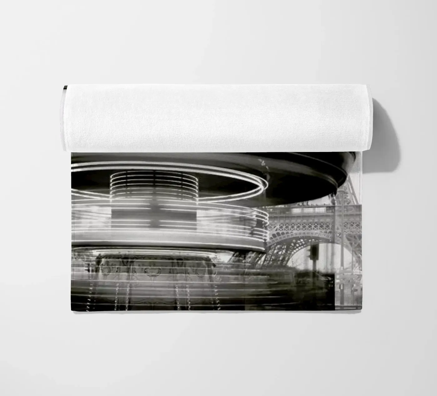 Tour Eiffel - Study 2 serviette de plage de Håggard Photography | Ronny Behnert