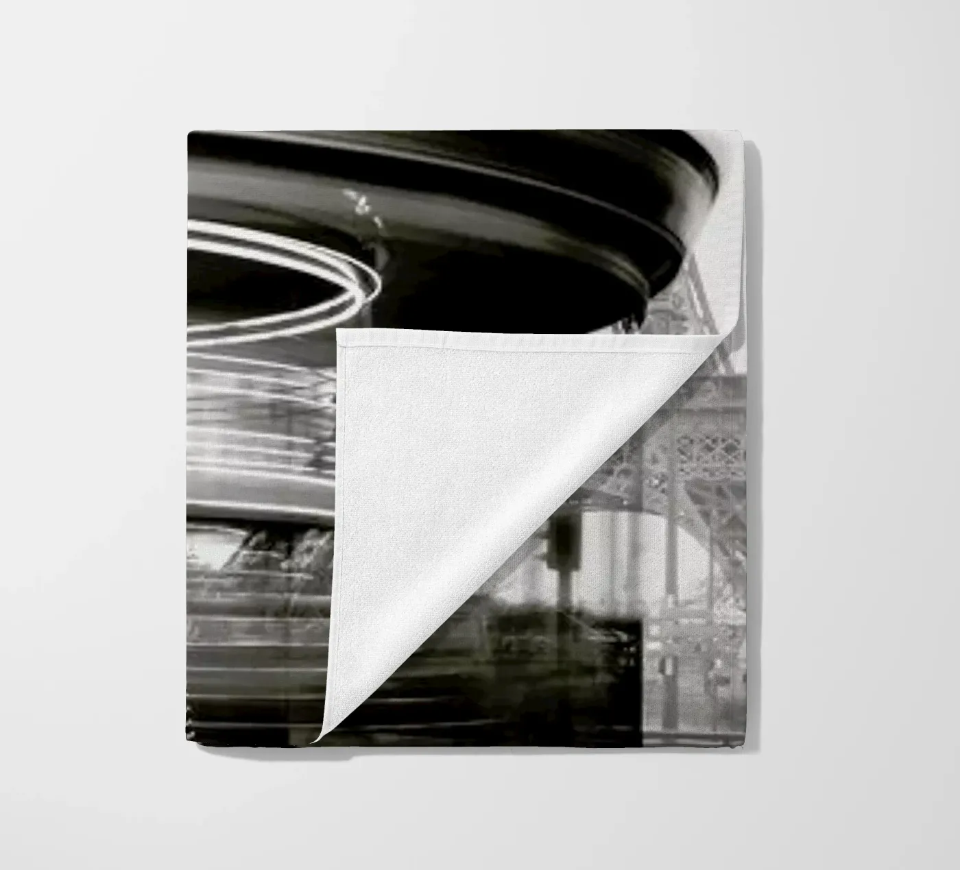 Tour Eiffel - Study 2 serviette de plage de Håggard Photography | Ronny Behnert