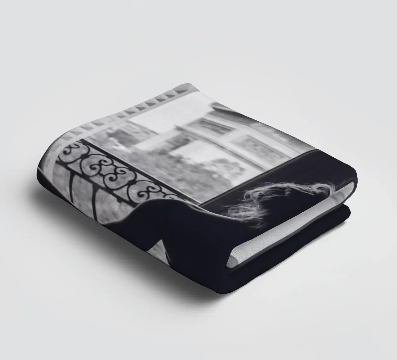 Paris View - Elegant fotokunstontwerp badhanddoek van Whole©