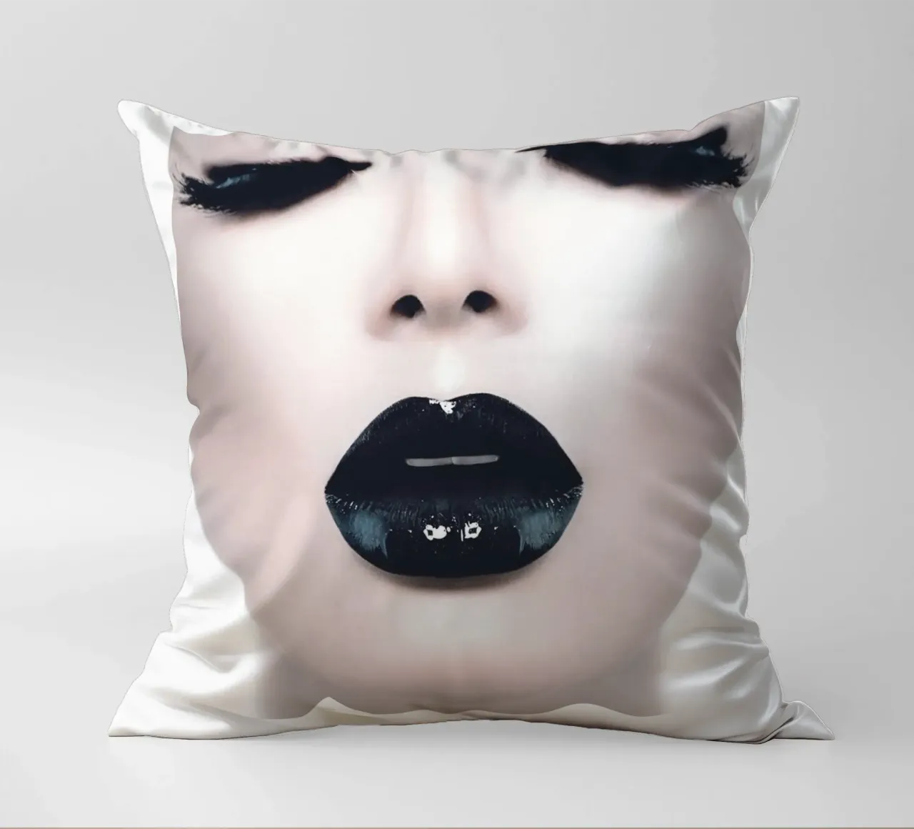 Eleganza in bianco e nero | Design moderno di lip art cuscino da Whole©