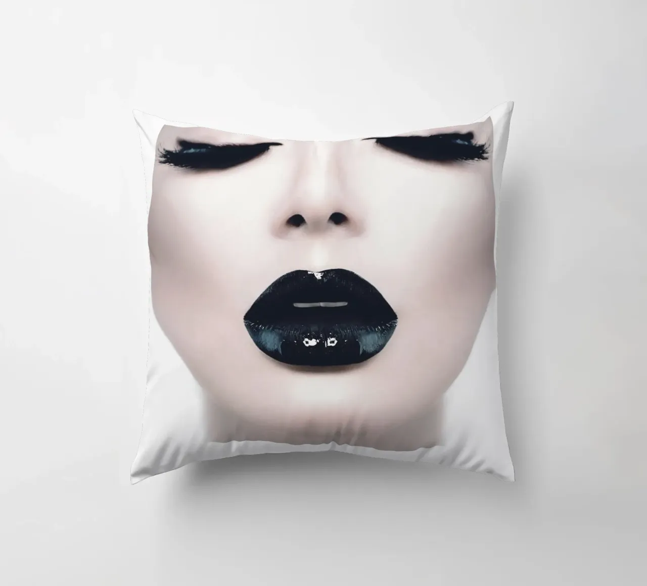 Eleganza in bianco e nero | Design moderno di lip art cuscino da Whole©