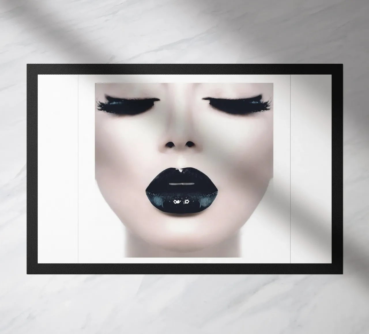 Eleganza in bianco e nero | Design moderno di lip art zerbino da Whole©