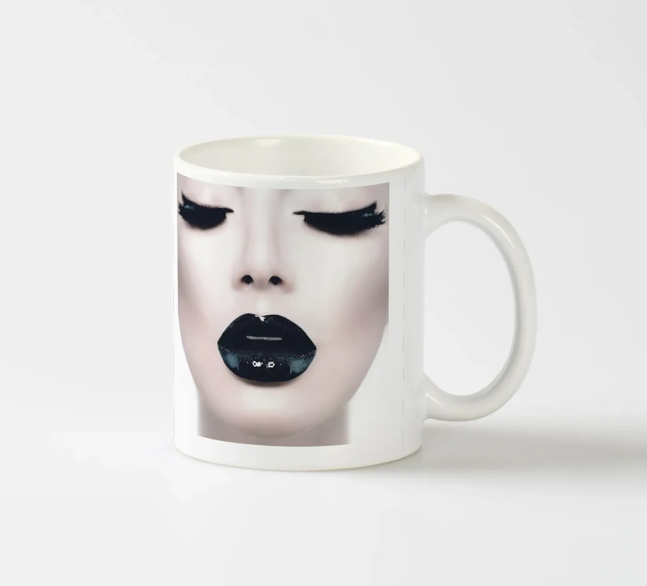Eleganza in bianco e nero | Design moderno di lip art tazza in ceramica da Whole©