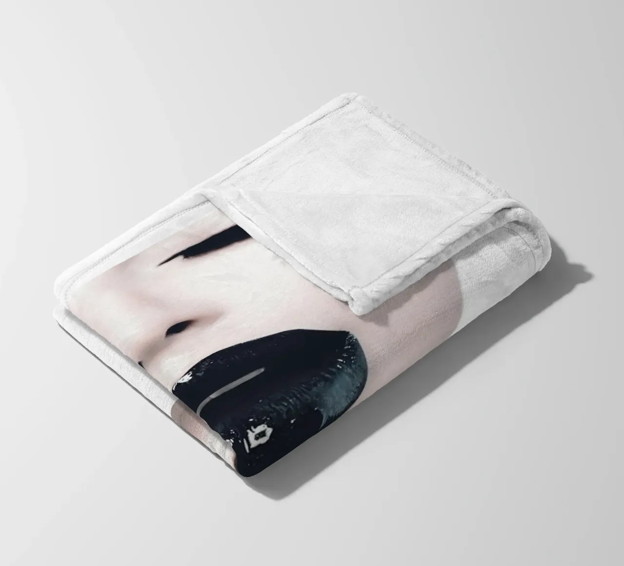 Eleganza in bianco e nero | Design moderno di lip art coperta in pile da Whole©