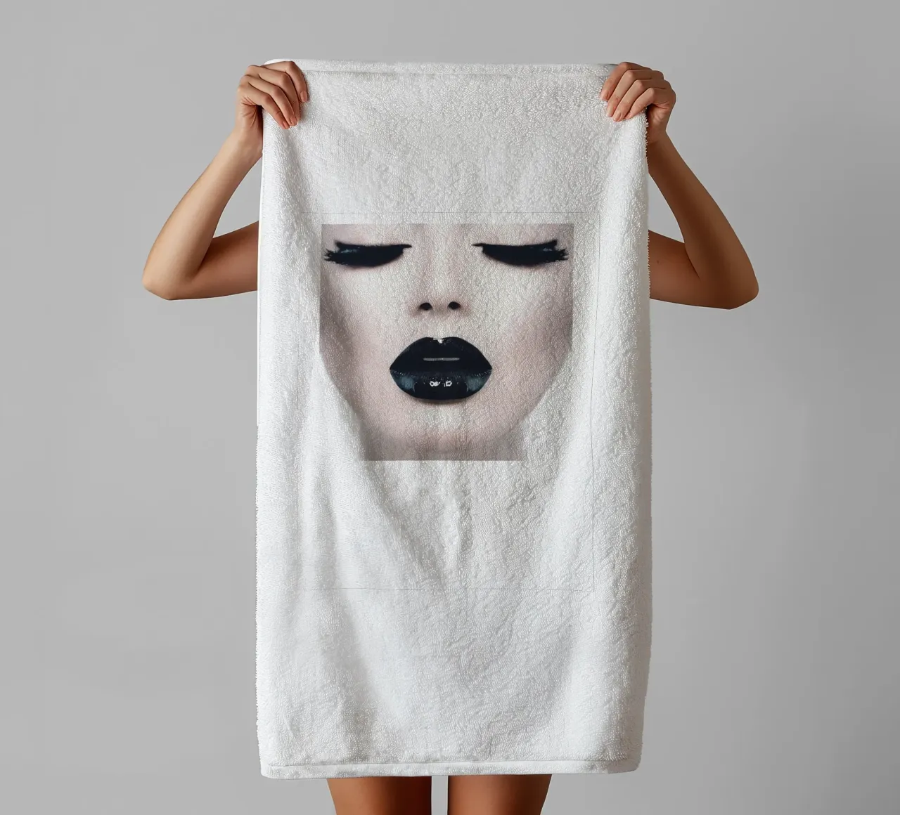 Eleganza in bianco e nero | Design moderno di lip art asciugamano da bagno da Whole©
