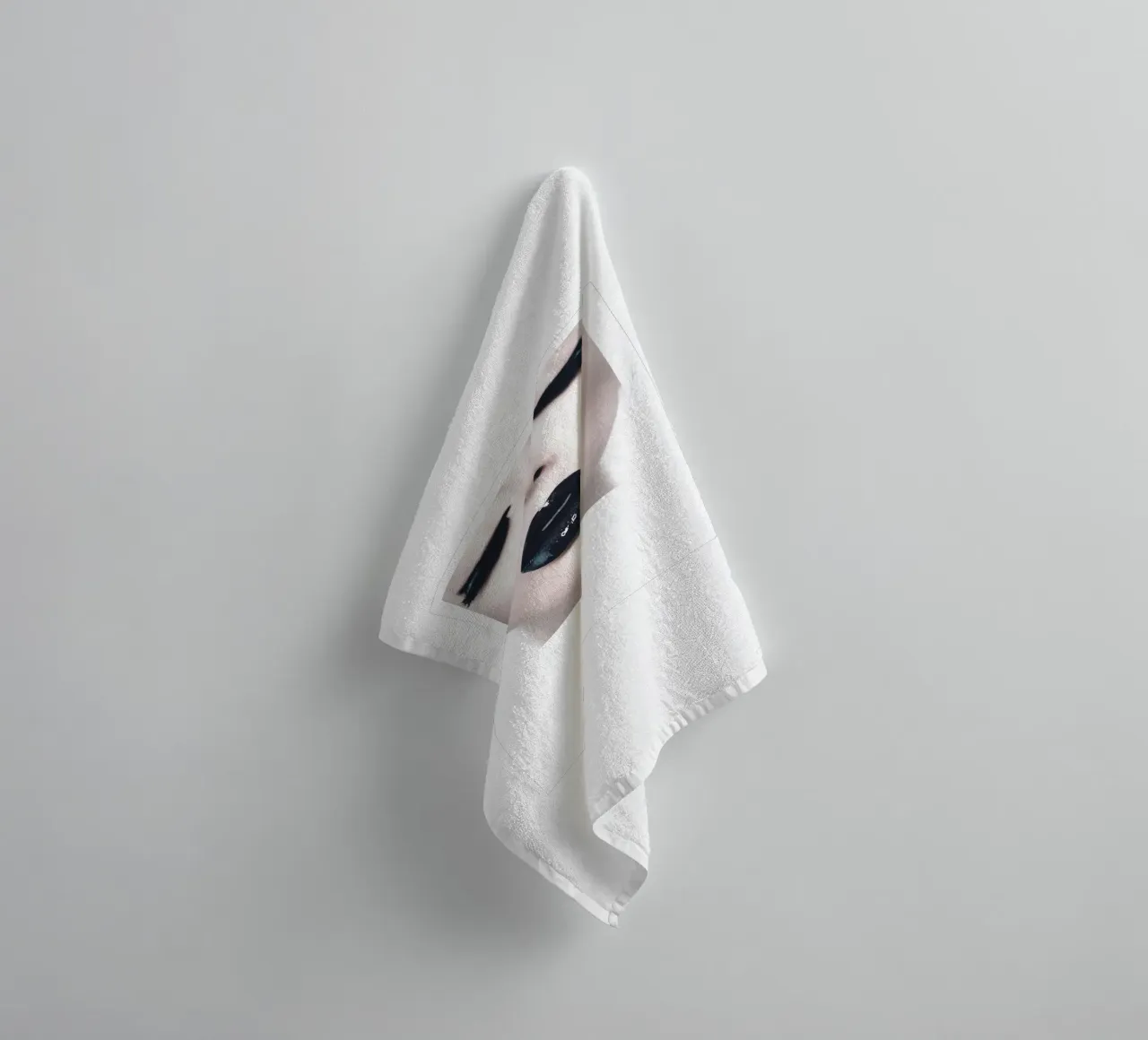 Eleganza in bianco e nero | Design moderno di lip art asciugamano da bagno da Whole©