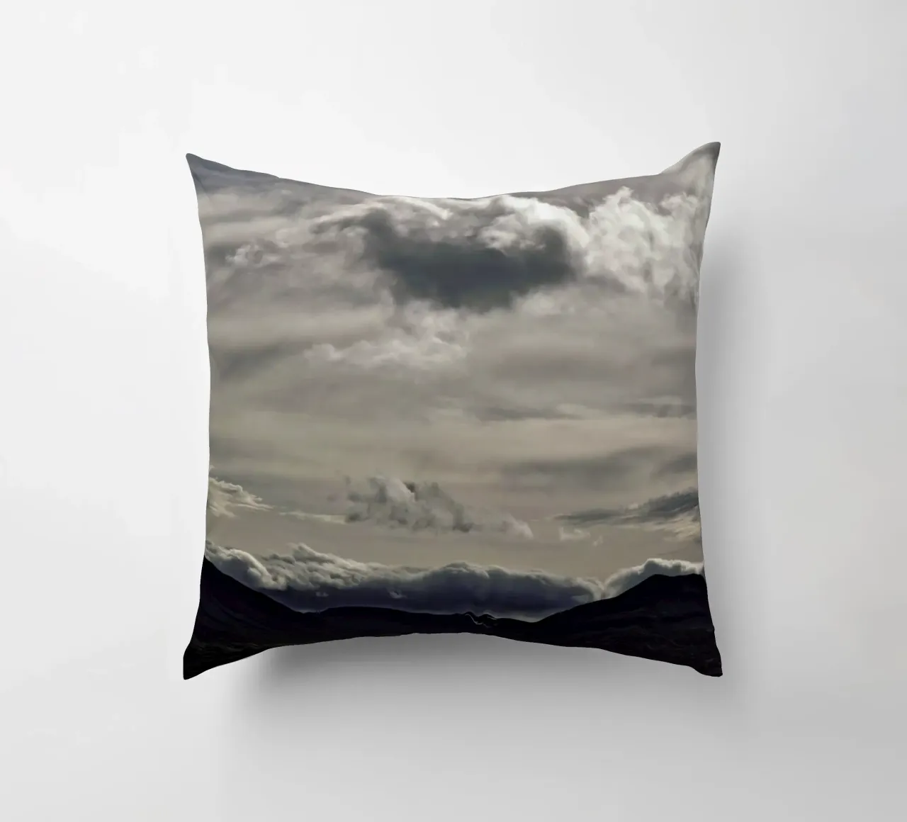 Clouds rolling over cuscino da Nur Mut