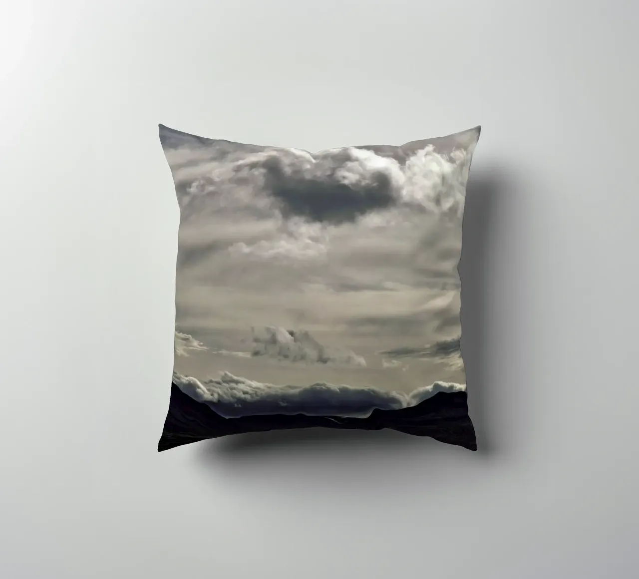 Clouds rolling over cuscino da Nur Mut