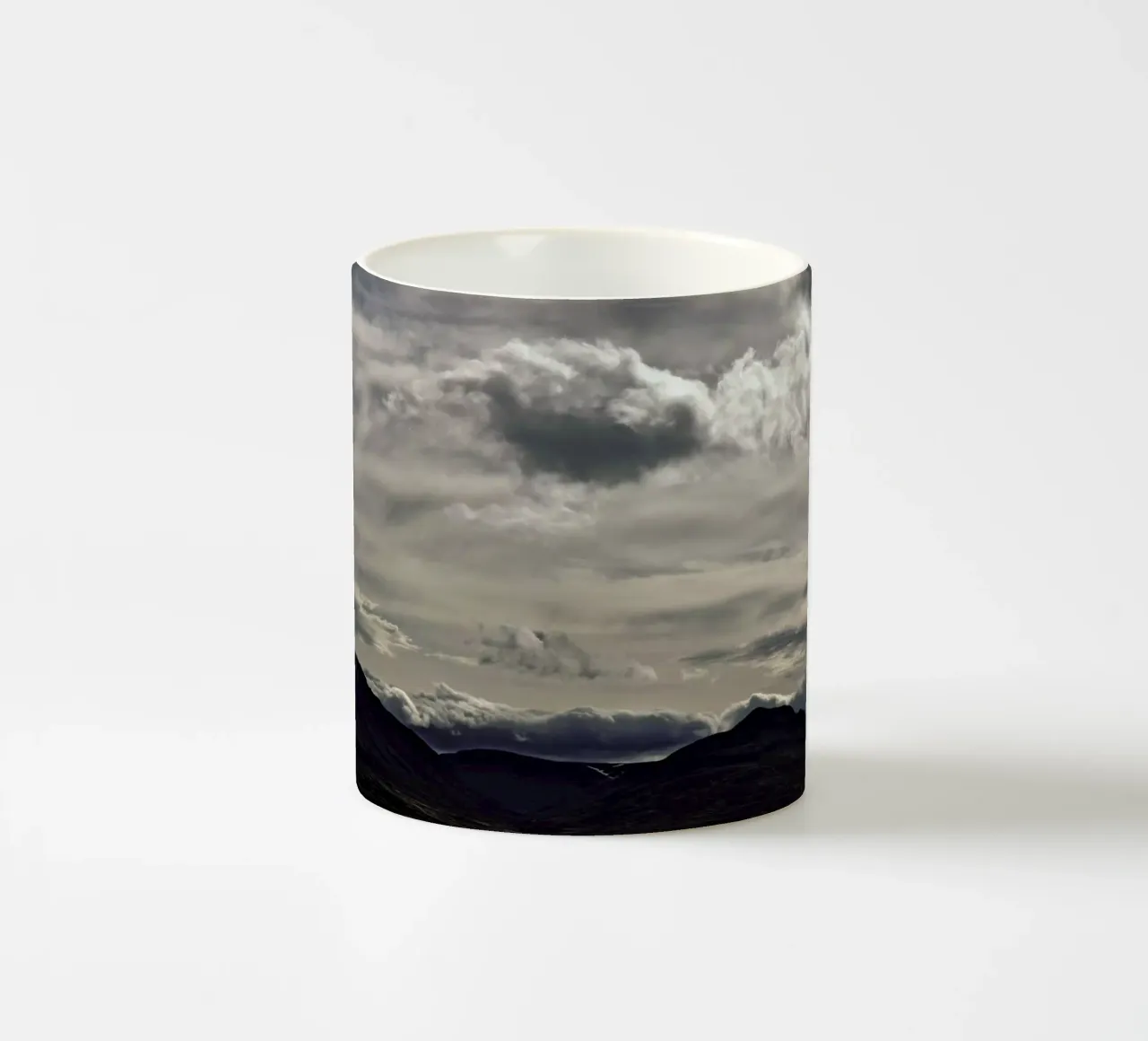 Clouds rolling over tazza in ceramica da Nur Mut
