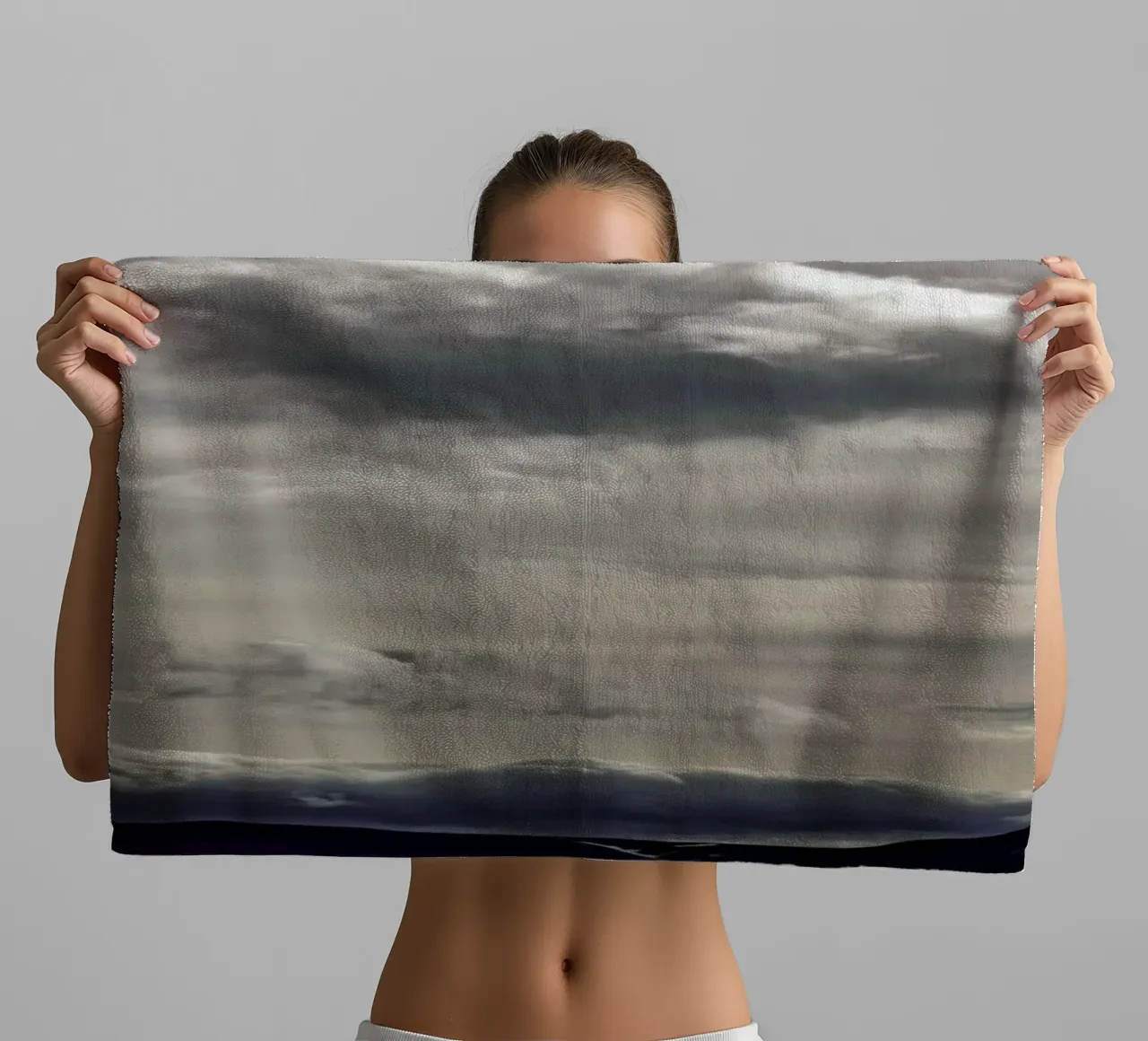 Clouds rolling over asciugamano da bagno da Nur Mut